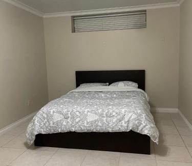Fraserview House | Cozy 2 Bedrooms in Basement