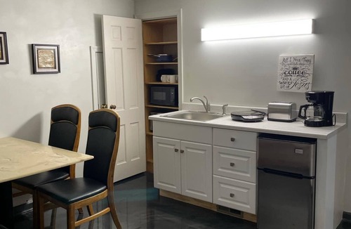 Salem Apartment | Cozy 2 beds, 1 Sofa bed, Apartment with Garage in Charming Salem.