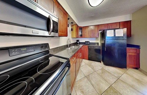 Put-in-Bay Condo | Cozy 2 BR Pool View Condo - C 1