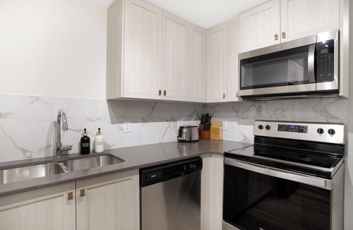 Evanston House | Cozy 2BR Suite | Sleeps 6 | Pullout Couch