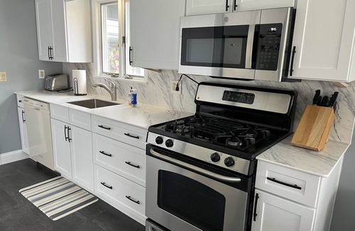 Dunkirk House | Cozy 3 bedroom house in quaint Private Van Buren Bay Lake Community