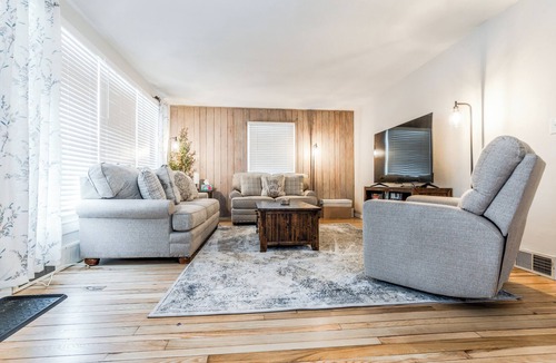 Warren South House | Cozy 3-BR bungalow w/private backyard, playground, basement game room, & views