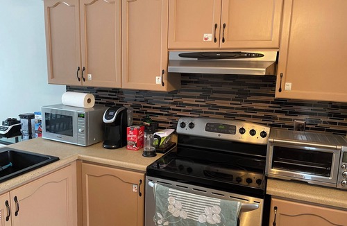 Georgina House | Cozy 4-Bedroom Townhouse, Steps to Lake Simcoe and shops, short drive to beach.