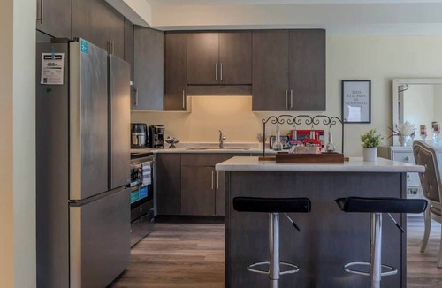 Niagara Falls House | Cozy 4BR/3BA Retreat - 4 Parking spaces-Sleeps 8!