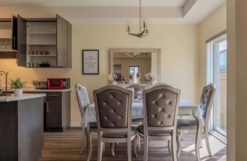 Niagara Falls House | Cozy 4BR/3BA Retreat - 4 Parking spaces-Sleeps 8!