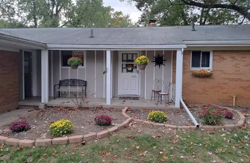 Holly House | Cozy 5 bedroom home in Holly MI