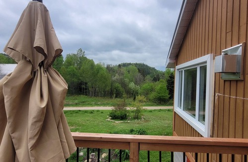 Mansfield-et-Pontefract Cottage | Cozy and private woodland cottage overlooking the hillside with river access