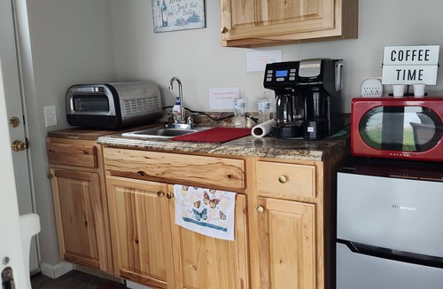 Town of Benton House | Cozy All Season Bungalow right on the Lake wine and brewery trail.