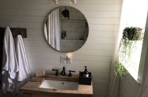 Erie House | Cozy Artists relaxing 5 bedroom + hot tub, sleeps 16+, Erie PA