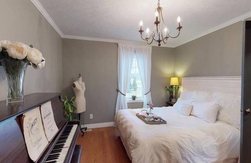 Erie House | Cozy Artists relaxing 5 bedroom + hot tub, sleeps 16+, Erie PA