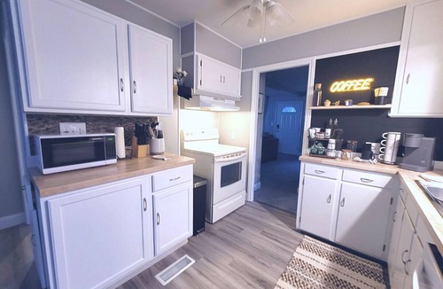 Vermilion House | Cozy Beachtown Bungalow perfect for any getaway