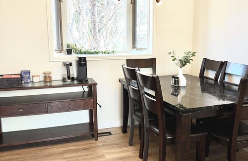 Brentwood House | Cozy Bungalow in Brentwood, minutes to LRT