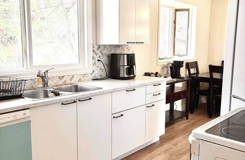 Brentwood House | Cozy Bungalow in Brentwood, minutes to LRT