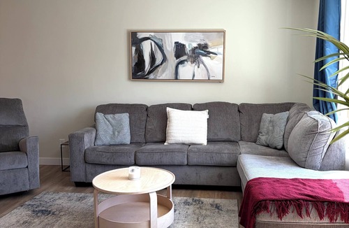 Brentwood House | Cozy Bungalow in Brentwood, minutes to LRT