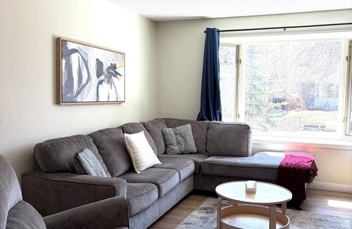 Brentwood House | Cozy Bungalow in Brentwood, minutes to LRT