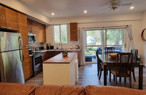 Woodfibre House | Cozy Cabin | Fire Table, Spa Tub, Near Squamish