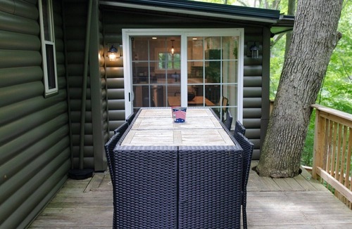 Perrysville House | Cozy Cabin near Pleasant Hill Lake w Hot Tub