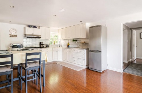 Port Moody Villa | Cozy Coastal Retreat Close to Beach Park