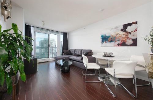 Crosstown Apartment | Cozy Condo in Prime Location with Jacuzzi Pool & Sauna