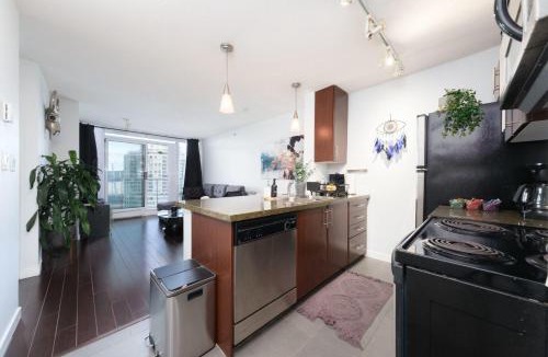 Crosstown Apartment | Cozy Condo in Prime Location with Jacuzzi Pool & Sauna