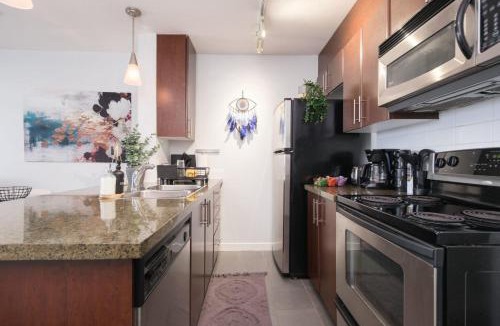 Crosstown Apartment | Cozy Condo in Prime Location with Jacuzzi Pool & Sauna