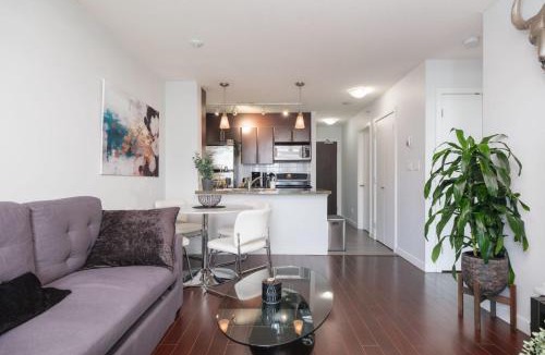 Crosstown Apartment | Cozy Condo in Prime Location with Jacuzzi Pool & Sauna