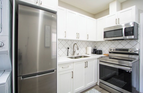 London Apartment | Cozy & contemporary Downtown Gem | Entire 1BR/1BR with 1 parking space