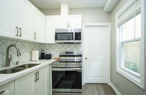 London Apartment | Cozy & contemporary Downtown Gem | Entire 1BR/1BR with 1 parking space