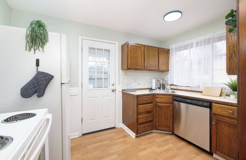 Elizabeth Park Valley House | Cozy, Convenient Getaway 3Bd2Ba dog-friendly home in wonderful Akron, OH