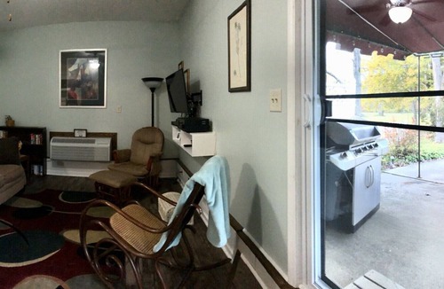 Kingsville House | Cozy Country Retreat Near SPIRE, Wineries & Ashtabula Harbor. Fisherman welcome