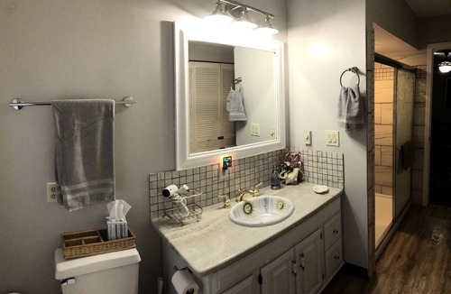 Kingsville House | Cozy Country Retreat Near SPIRE, Wineries & Ashtabula Harbor. Fisherman welcome