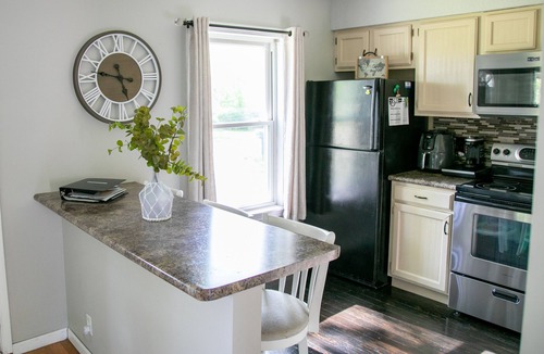 Stevensville House | Cozy Family Cottage 2 Bed, 1 Bath Near Lake Michigan Fun and Wine country