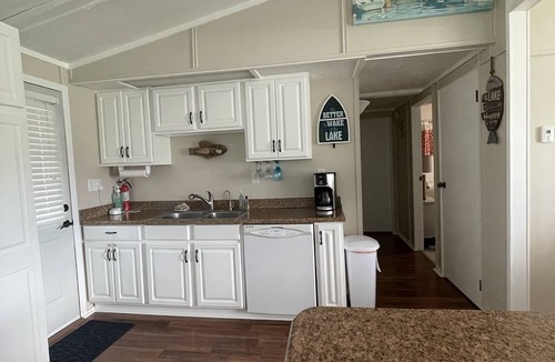 Syracuse Cottage | Cozy, family friendly Wawasee Cottage!