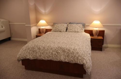 Markham House | Cozy Family Suite, entire place with two beds, pravite washroom and kitchen