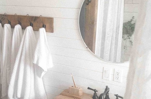 Erie House | Cozy Getaway 2BR + Hottub Erie PA Acacia House
