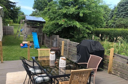 Erie House | Cozy Getaway 2BR + Hottub Erie PA Acacia House