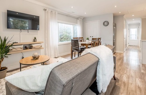 Innisfil Cottage | Cozy Golden Golfside Retreat by the Lake