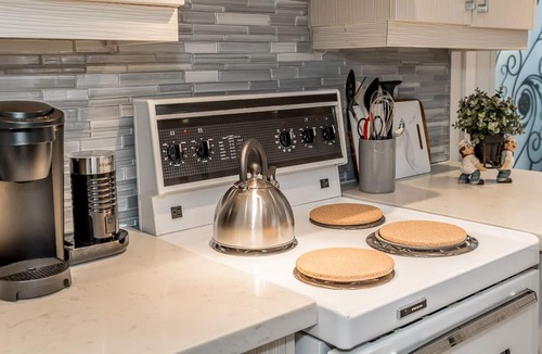 Innisfil Cottage | Cozy Golden Golfside Retreat by the Lake