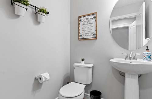 West Edmonton House | Cozy Home - 9mins to WEM -Foosball -Vintage arcade - Air conditioning
