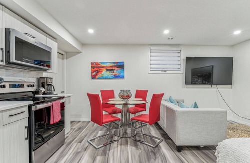 Hillhurst House | Cozy Kensington Suite | Sleeps 6 | 1BR + Sofa Bed