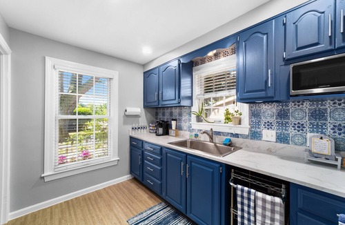 Vermilion House | Cozy lake house with spectacular views and private access to the lake