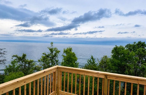 North Kingsville Cabin | Cozy Lakefront Cabin Hot Tub + Stunning Views
