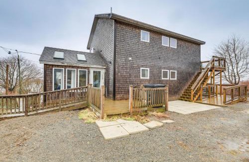 Lubec House | Cozy Maine Getaway: Covered Deck, Walk to Beach!