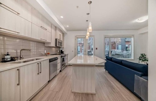 Southwest Calgary Apartment | Cozy Modern Mission 1 BR 5minDT Heated Prk SPA