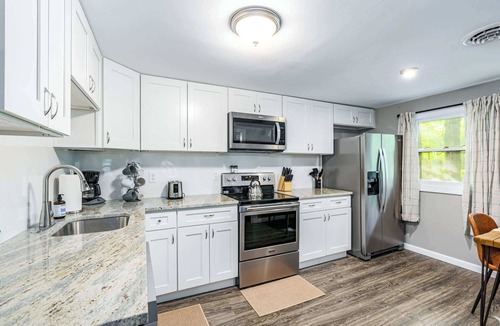 Berkeley Springs Cabin | Cozy & Modern w/Hot Tub, Fire Pit, Grill & Pond