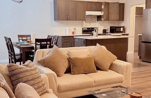 Fonthill House | Cozy, pet friendly retreat close to Niagara Falls | sleeps 8