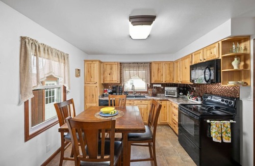 Lacarne House | Cozy Port Clinton Getaway w/Hot Tub