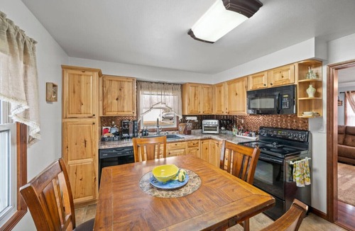 Lacarne House | Cozy Port Clinton Getaway w/Hot Tub