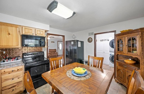 Lacarne House | Cozy Port Clinton Getaway w/Hot Tub