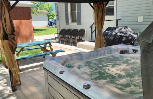 Lacarne House | Cozy Port Clinton Getaway w/Hot Tub